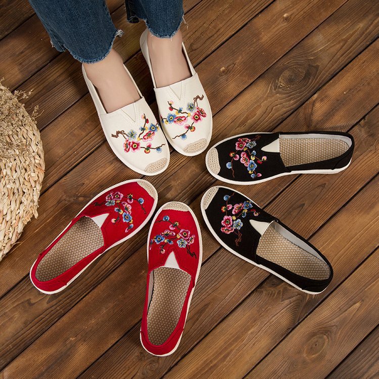 New Women's Embroidered Shoes Retro Women's Shoes Breathable Cotton Cloth