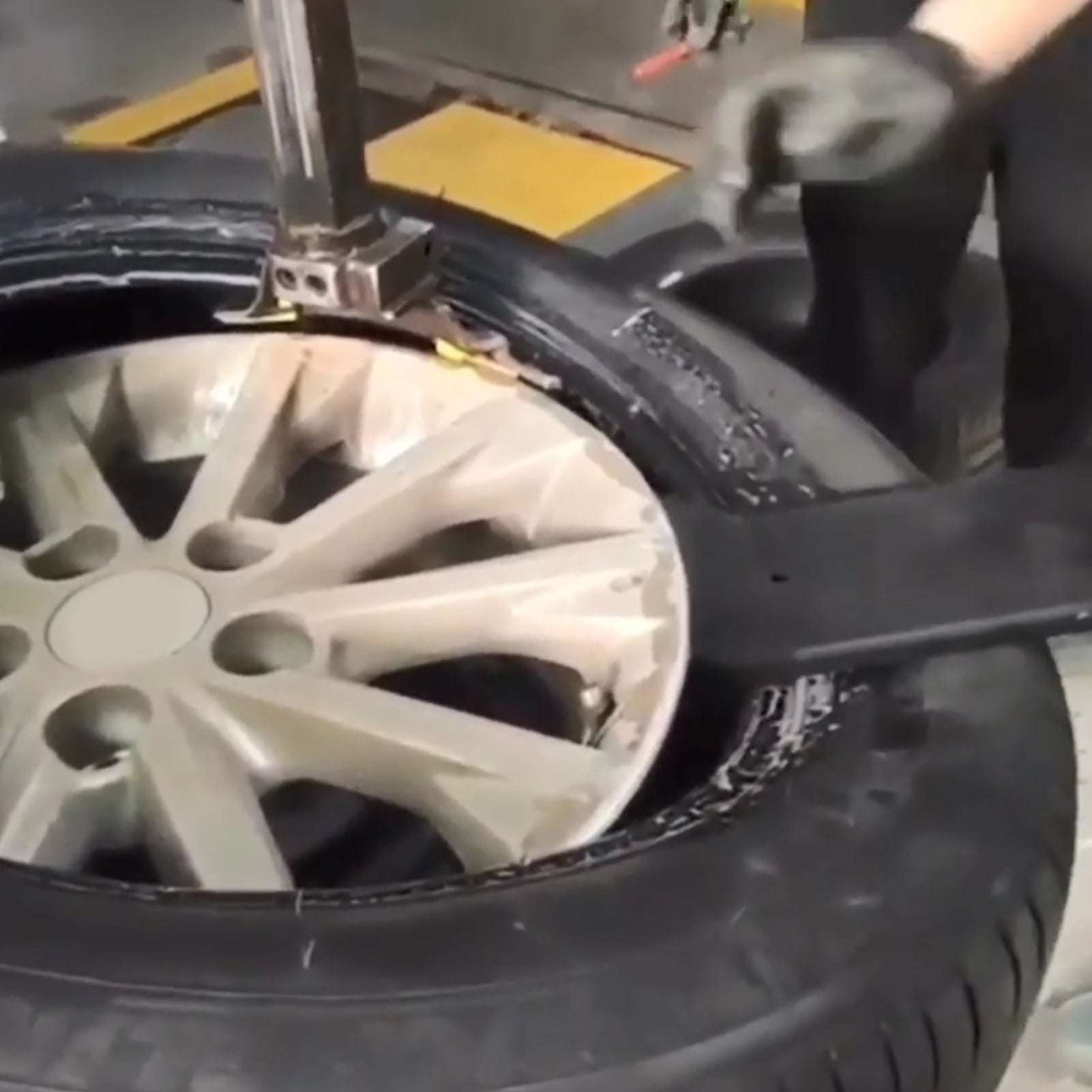 Auxiliary Tool For Car Tyre Installation