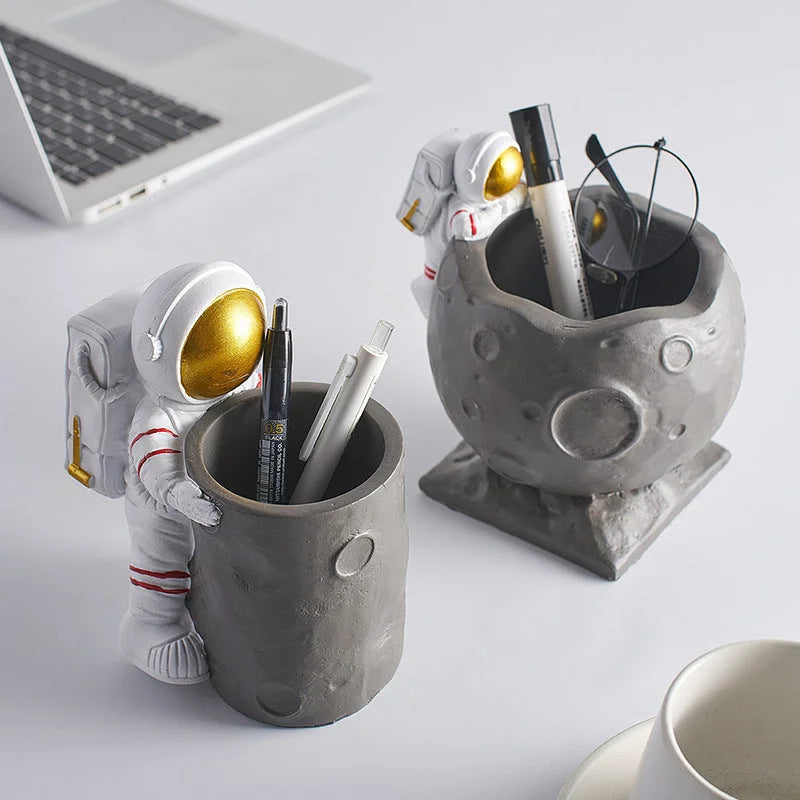 Simple resin astronaut pen holder - globaltradeleader