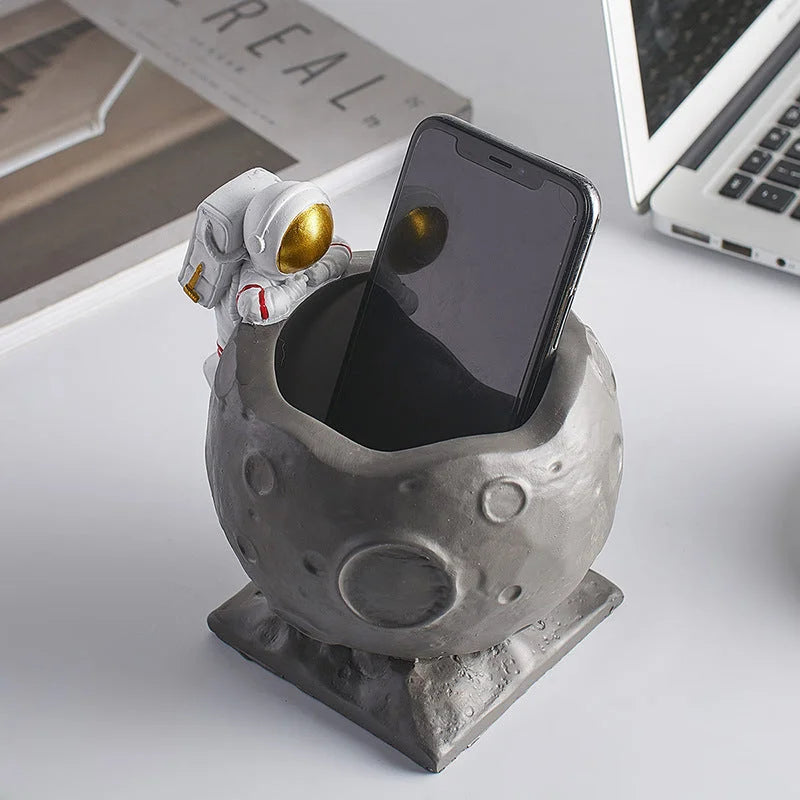 Simple resin astronaut pen holder - globaltradeleader