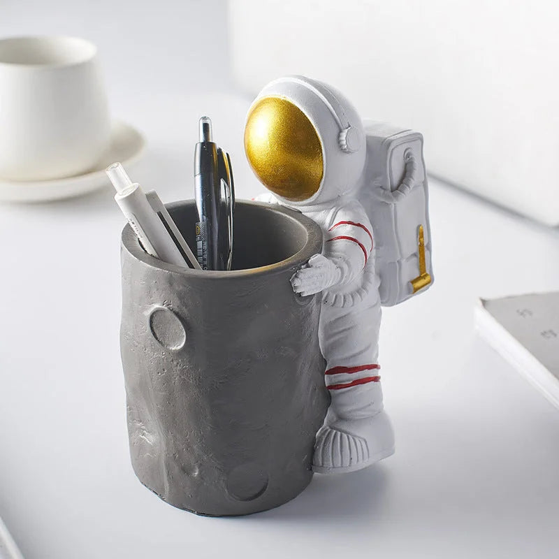 Simple resin astronaut pen holder - globaltradeleader