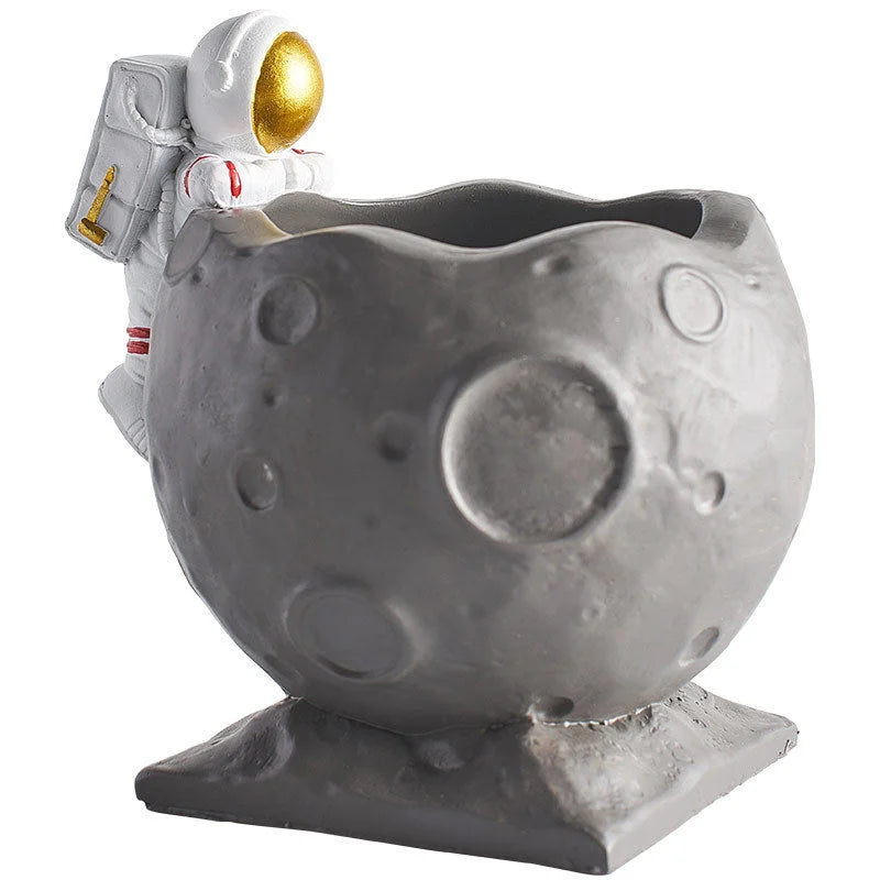 Simple resin astronaut pen holder - globaltradeleader