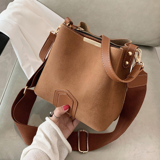 Vintage Scrub Leather Bucket Bags For Women 2022 Trending Designer Crossbody Shoulder Handbags Women's Wide Shoulder Belt Bag 4.